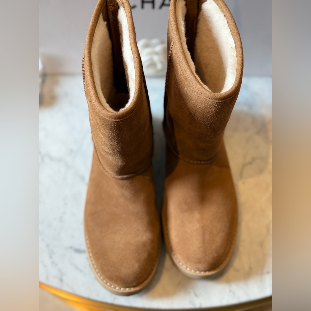 New Uggs, never worn in size 7.